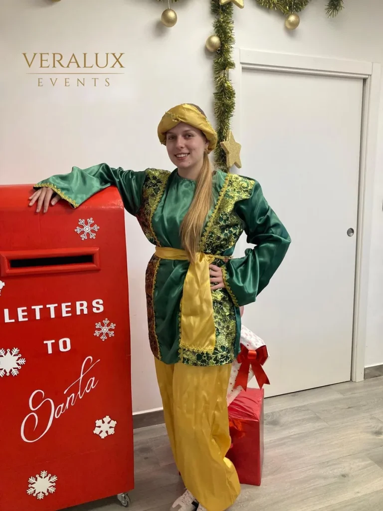 Paje real con buzón para las cartas a los Reyes Magos
