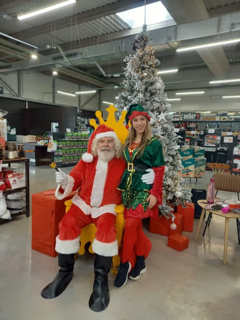 Papá Noel y elfa recibiendo visitas en un centro comercial de Valencia