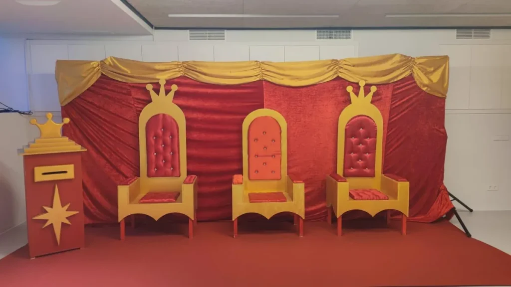 Escenario real con tronos para la recepción de los Reyes Magos